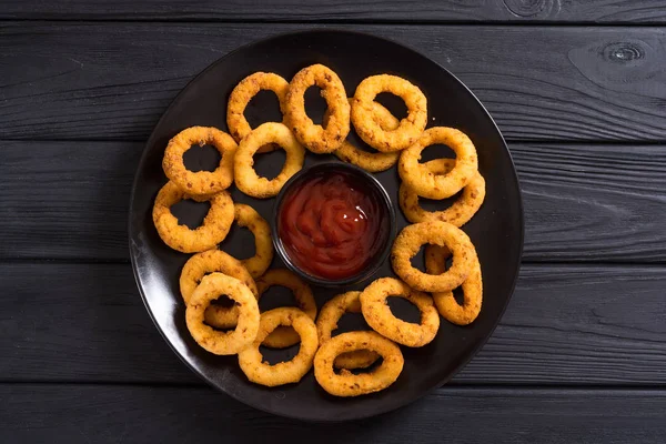 Ropogós sült hagymakarika és ketchup — Stock Fotó