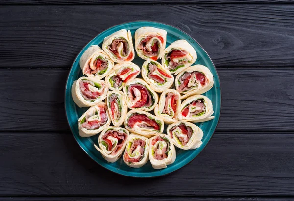 Tortilla sándwich rebanada con verduras y jamón — Foto de Stock