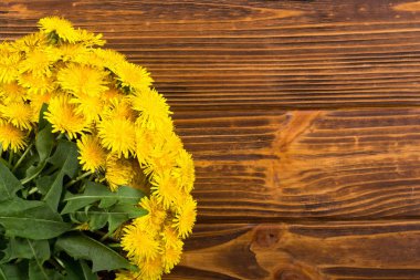 Sarı karahindiba çiçeği ile Sepet