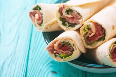 Sebze ve jambon ile Dilimlenmiş sandviç tortilla