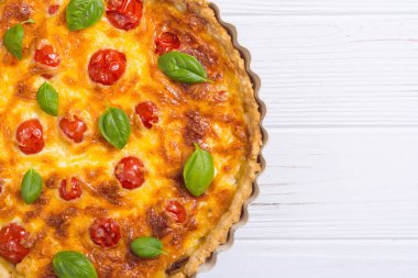 Mantar, domates ve peynir ile Tavuk Quiche lorraine