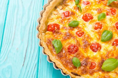 Mantar, domates ve peynir ile Tavuk Quiche lorraine