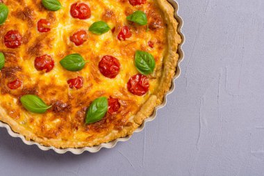 Mantar, domates ve peynir ile Tavuk Quiche lorraine