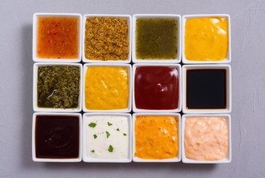 Seramik kasede farklı soslar seti