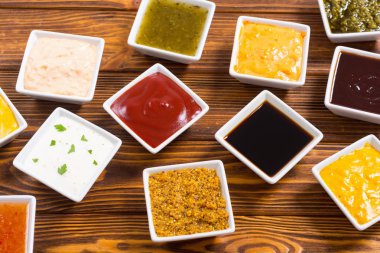 Seramik kasede farklı soslar seti