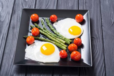 Yumurta, kuşkonmaz ve domates ile sağlıklı kahvaltı