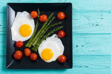 Yumurta, kuşkonmaz ve domates ile sağlıklı kahvaltı