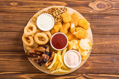 Soğan halkaları , nuggets ızgara kanatları , patates kızartması ve sn karışımı