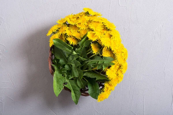 Cesta com flor de dente de leão amarelo — Fotografia de Stock