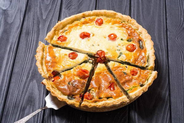 Espinacas Quiche lorraine con tomates — Foto de Stock