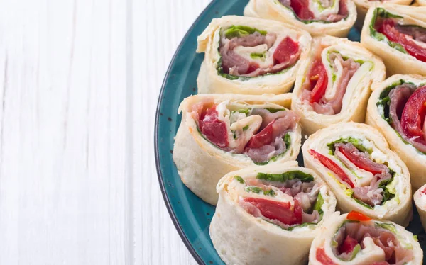 Tortilla sándwich rebanada con verduras y jamón — Foto de Stock