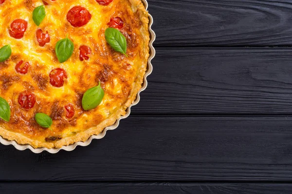 Frango Quiche lorraine com cogumelos, tomate e queijo — Fotografia de Stock