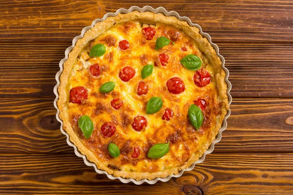 Mantar, domates ve peynir ile Tavuk Quiche lorraine