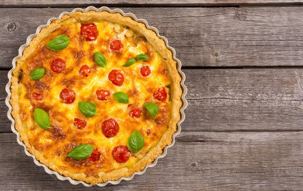 Mantar, domates ve peynir ile Tavuk Quiche lorraine