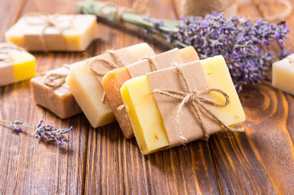 Jabón natural hecho a mano con lavanda — Foto de Stock