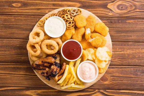 Soğan halkaları , nuggets ızgara kanatları , patates kızartması ve sn karışımı