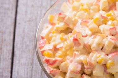 Yengeç çubukları, mısır, yumurta ve mayonez salatası