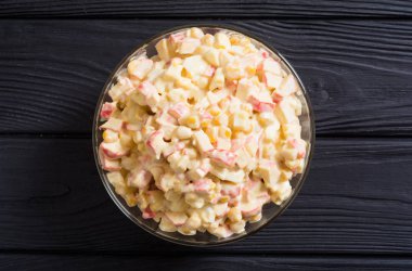 Yengeç çubukları, mısır, yumurta ve mayonez salatası