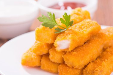 Kızarmış balık çubukları (parmak) veya tavuk külçesi