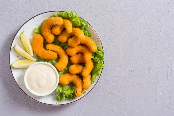 Shrimps in batter with sauce and lime