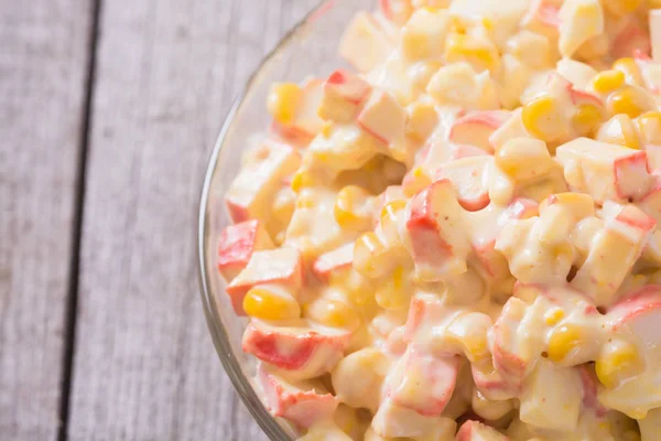 Yengeç çubukları, mısır, yumurta ve mayonez salatası