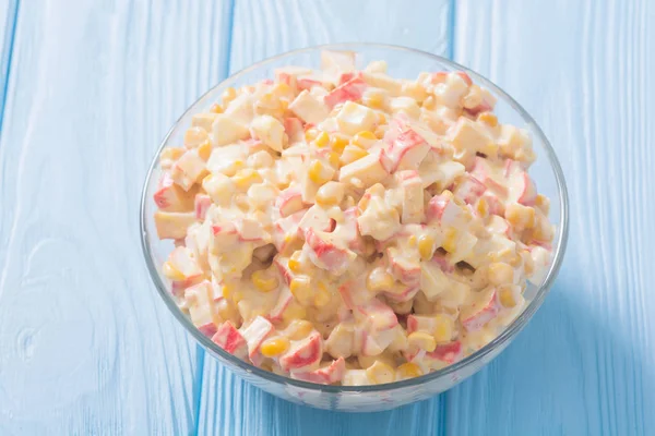 Salada com palitos de caranguejo, milho, ovos e maionese — Fotografia de Stock