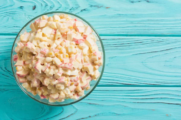 Salat mit Krabbenspießen, Mais, Eiern und Mayonnaise — Stockfoto