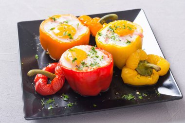 Pişmiş biber pastırma ve yumurta ile doldurulmuş