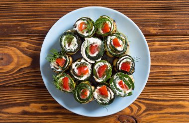 Krem peynir, domates ve dereotu ile kabak rulo 