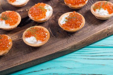 Kırmızı havyar ile Tartalet