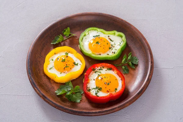 Pimenta amarela, vermelha e verde com ovos fritos — Fotografia de Stock
