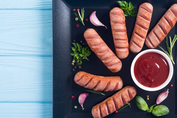 Bratwürste mit Kräutern, Gewürzen und Ketchup — Stockfoto