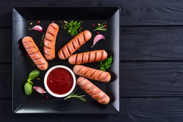 Bratwürste mit Kräutern, Gewürzen und Ketchup — Stockfoto