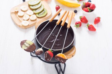 Çikolata fondü whith meyve ve çilek