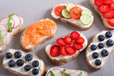 Meyve, sebze ve somon ile tost varyasyonu