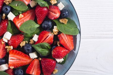 Ispanaklı, peynirli, fındıklı ve blueber ile Yaz Çilek salatası