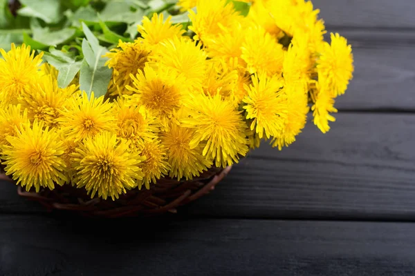 黄色のタンポポの花とバスケット — ストック写真