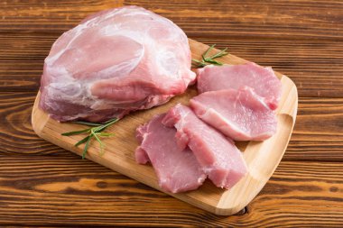 Ahşap arka planda çiğ domuz eti