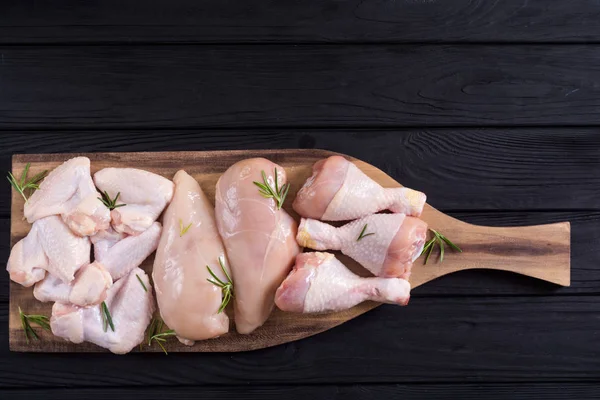 Rå kyckling kött på trä bakgrund — Stockfoto