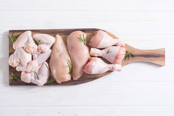 Сырое мясо курицы на деревянном фоне — стоковое фото