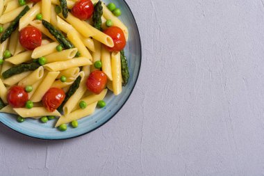 Kuşkonmaz, domates ve bezelye ile Penne makarna salatası