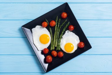 Yumurta, kuşkonmaz ve domates ile sağlıklı kahvaltı