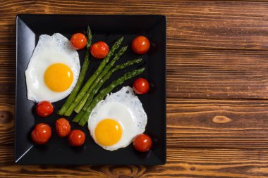Yumurta, kuşkonmaz ve domates ile sağlıklı kahvaltı