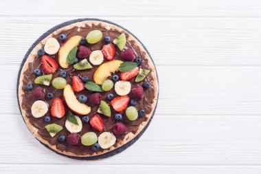 Fındık nougat krema, meyve ve çilek ile Meyve pizza