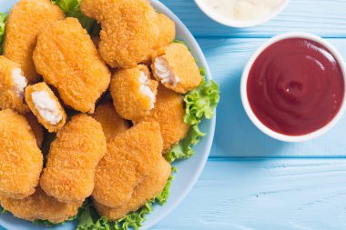 Rustik arka planda tabakta tavuk külçeleri 