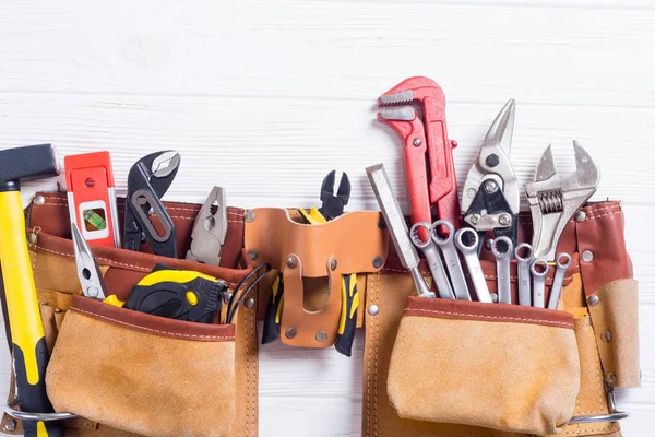 Cinto de ferramentas com ferramentas manuais — Fotografia de Stock