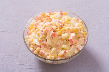 Yengeç çubukları, mısır, yumurta ve mayonez salatası