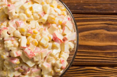 Yengeç çubukları, mısır, yumurta ve mayonez salatası