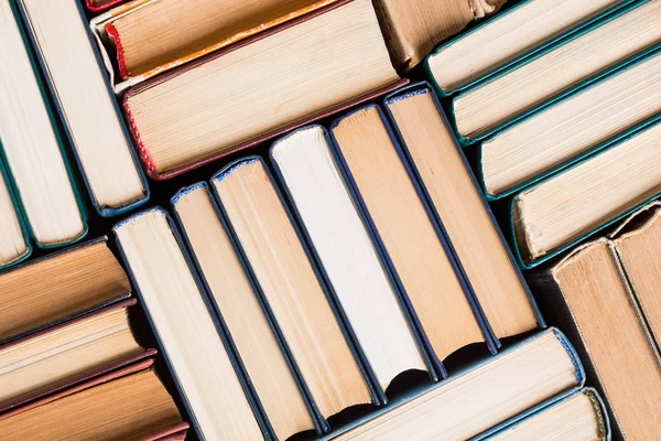 Coleção de livros antigos na biblioteca — Fotografia de Stock