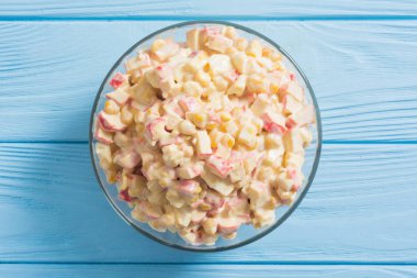 Yengeç çubukları, mısır, yumurta ve mayonez salatası